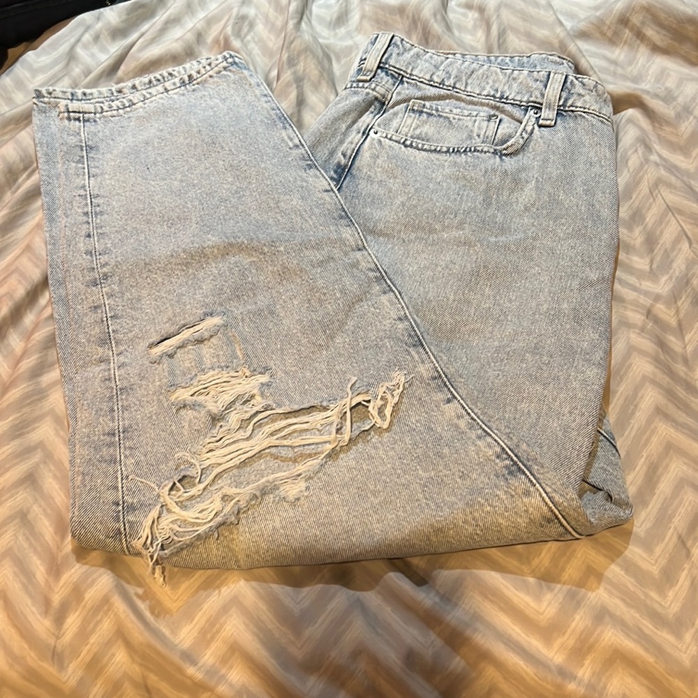 Loose mom jeans. Light washed